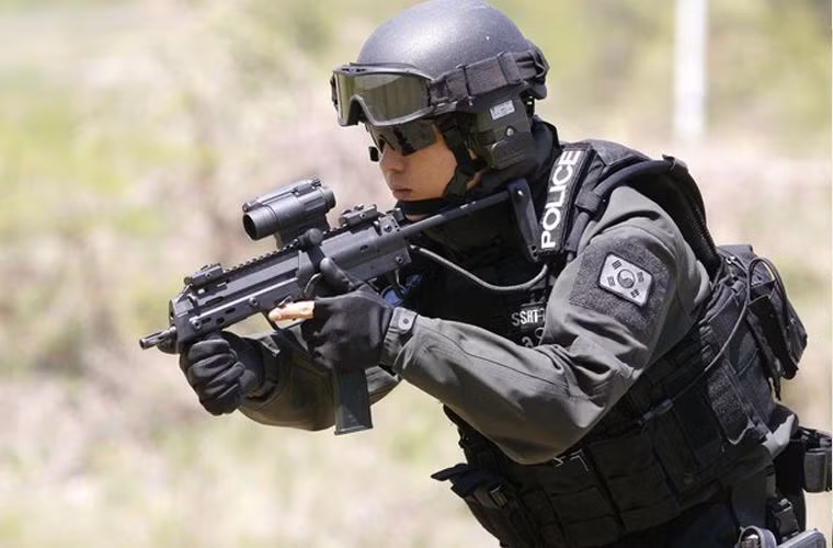 Ngoài sở hữu hệ thống ngắm bằng điểm ruồi, tiểu liên MP7 còn trang bị thanh ray picantinny để có thể trang bị các loại kính ngắm chuyên dụng. Với thanh ray này súng có thể gắn kính ngắm điểm đỏ, đèn pin, hoặc đèn laser chỉ thị mục tiêu.