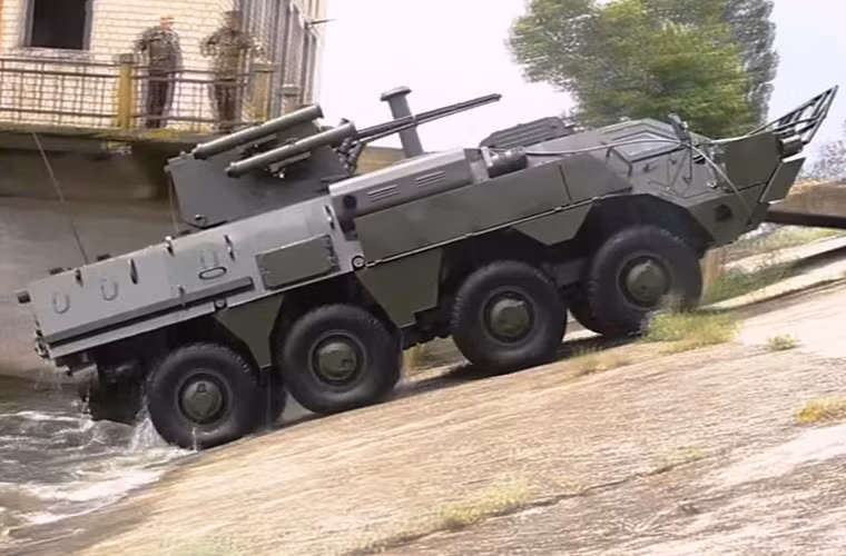 Với thiết kế rộng rãi hơn của BTR-4E/M cho phép nó hoạt động rất ổn định khi bơi, sẽ không còn nỗi lo sợ vô hình của binh lính nếu chẳng may xe chết máy. Dòng xe BTR-80/82 của Nga sẽ bị chết chìm nếu chẳng may động cơ không hoạt động khi bơi.