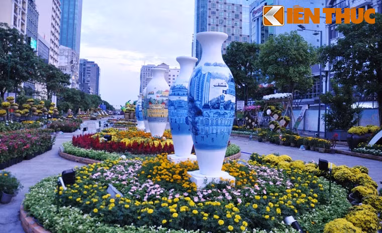 Đường hoa Tết Đinh Dậu 2017 với chủ đề “Thành phố mang tên Bác – Khát vọng ngời sáng” trải dài từ đường Lê Thánh Tôn đến đường Tôn Đức Thắng với tổng chiều dài khoảng 720m.