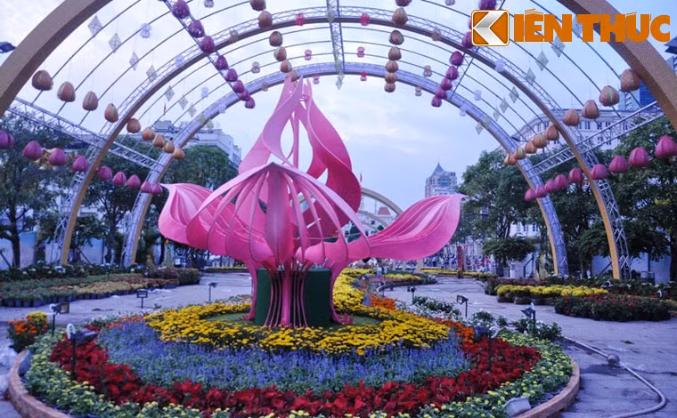 Điểm đặc biệt của linh vật năm nay là bên trong thiết kế thân gà có gắn mô tơ điện để gia đình gà chuyển động, cất tiếng gáy tạo nên sự bất ngờ thú vị cho du khách.