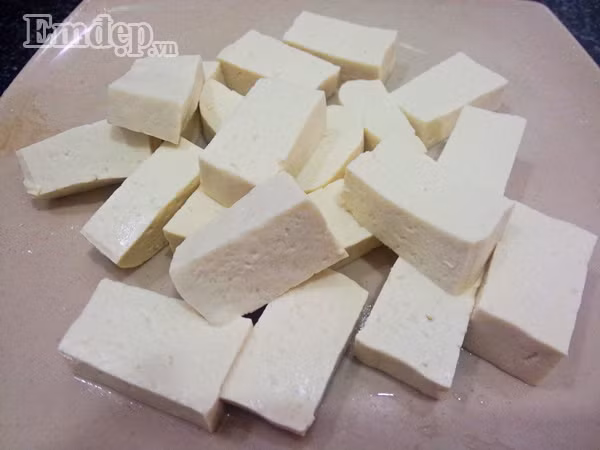  Đậu phụ cắt thành từng miếng hình chữ nhật dày vừa phải.