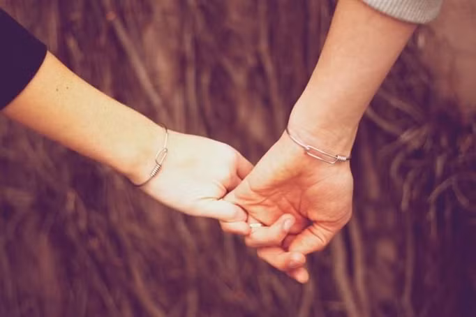 Anh à, thế anh đã nắm tay bao nhiêu cô gái rồi? (Ảnh minh họa). Anh à, thế anh đã nắm tay bao nhiêu cô gái rồi? (Ảnh minh họa).