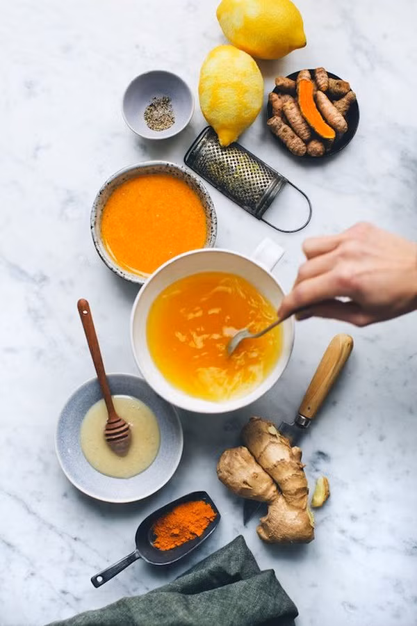 Ngoài tác dụng nấu ăn, bột nghệ còn là nguyên liệu hữu ích để làm đẹp.