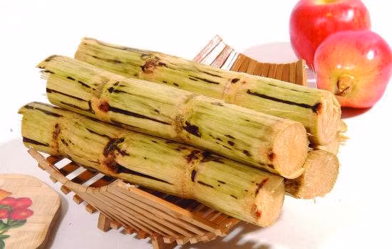 Mía là thực phẩm giàu sắt, cứ 500g mía chứa đến 4,5mg sắt, ngoài ra còn có kẽm, mangan và nhiều nguyên tố vi lượng cần thiết cho sức khỏe.