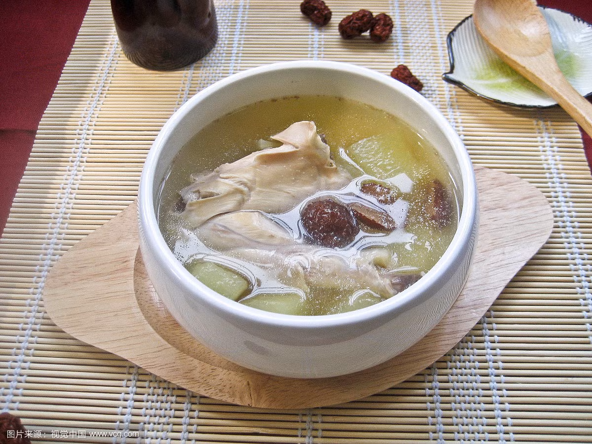 Ngoài ra, có thể cho mộc nhĩ, cà tím, củ cải hoặc bí đao cũng có tác dụng tương tự như rong biển.