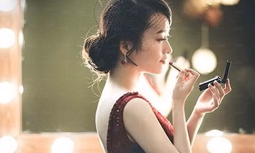 Bản thân người phụ nữ đã có chồng cũng sẽ trông đẹp hơn, họ xa xa như một nữ thần không thể với tới, khiến nhiều người đàn ông thèm muốn. (Ảnh minh họa).