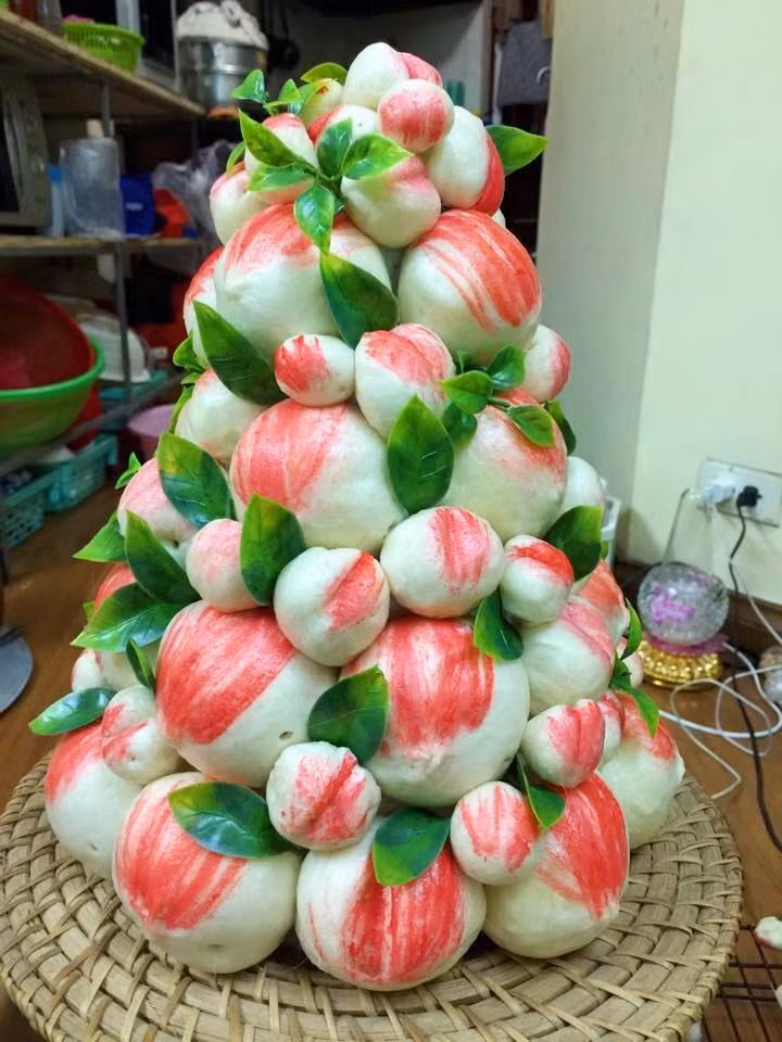 Tháp bánh bao trường thọ hình quả đào vô cùng đẹp mắt đã khiến nhiều người ngưỡng mộ, tò mò hỏi chị cách làm theo.