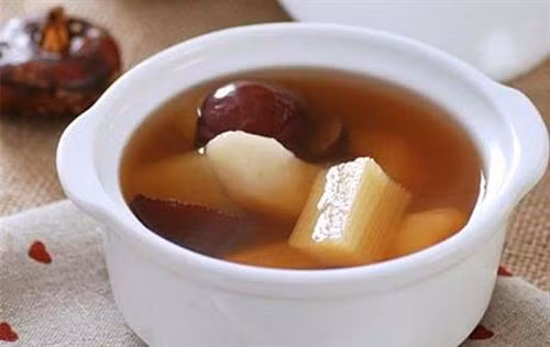 Mía nướng hoặc hấp sẽ giúp làm nhuận cổ họng, chống ho hiệu quả. Hơn nữa cách chế biến này mía sẽ có mùi thơm và vị ngọt đặc biệt hơn là ăn trực tiếp.