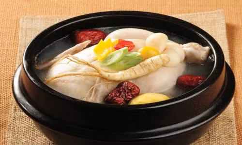 Món canh gà hầm sâm. Nguồn: bloghanquoc. Món canh gà hầm sâm. Nguồn: bloghanquoc.