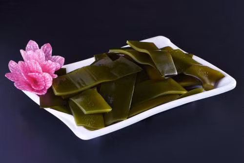 Cách dùng: Có thể dùng rong biển chế biến thành những món ăn hợp khẩu vị như salat, nấu cháo, nấu chè hoặc nấu canh. (Nguồn ảnh trong bài: Paixin, huitu)