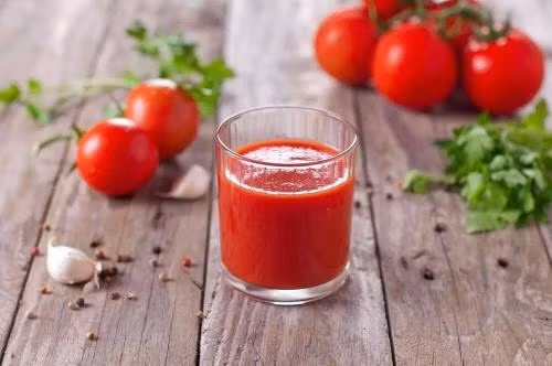 Nước ép cà chua: Với hàm lượng fructose đặc biệt cao có thể giúp thúc đẩy phân giải cồn trong đồ uống, mỗi lần uống 300ml nước ép cà chua sẽ giúp xóa tan những cơn chóng mặt sau khi uống rượu.