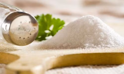 Nguyên nhân là hàm lượng muối cao sẽ gây kích thích sự phân chia nhanh của tế bào miễn dịch, từ đó gây cản trở việc sản sinh phân tử oxy.