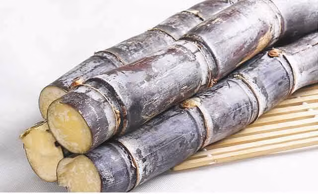 Nấu cháo mía: Dùng khoảng 800ml nước mía nguyên chất cùng 200g gạo tẻ nấu như cháo thông thường.