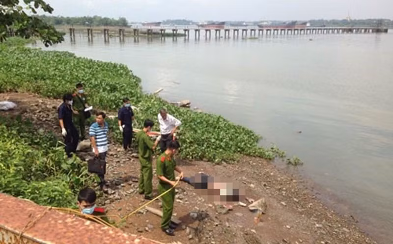 Tiếp nhận tin báo, Công an huyện Xuân Trường phối hợp cùng nhiều phòng ban nghiệp vụ Công an tỉnh Nam Định khẩn trương vào cuộc điều tra. Hiện trường nơi phát hiện thi thể là đoạn đê vắng vẻ, ít người qua lại. Kết quả khám nghiệm hiện trường và tử thi xác định, nạn nhân là nam giới, cao to, có độ tuổi từ 22-26, không có giấy tờ tùy thân, dạ dày khô, trên cơ thể xuất hiện nhiều thương tích, trong đó có vết thủng phổi và tim. Những vết thương có độ sắc lẹm cao do vật sắc nhọn gây ra ở cự ly gần. (Ảnh minh họa, nguồn internet)