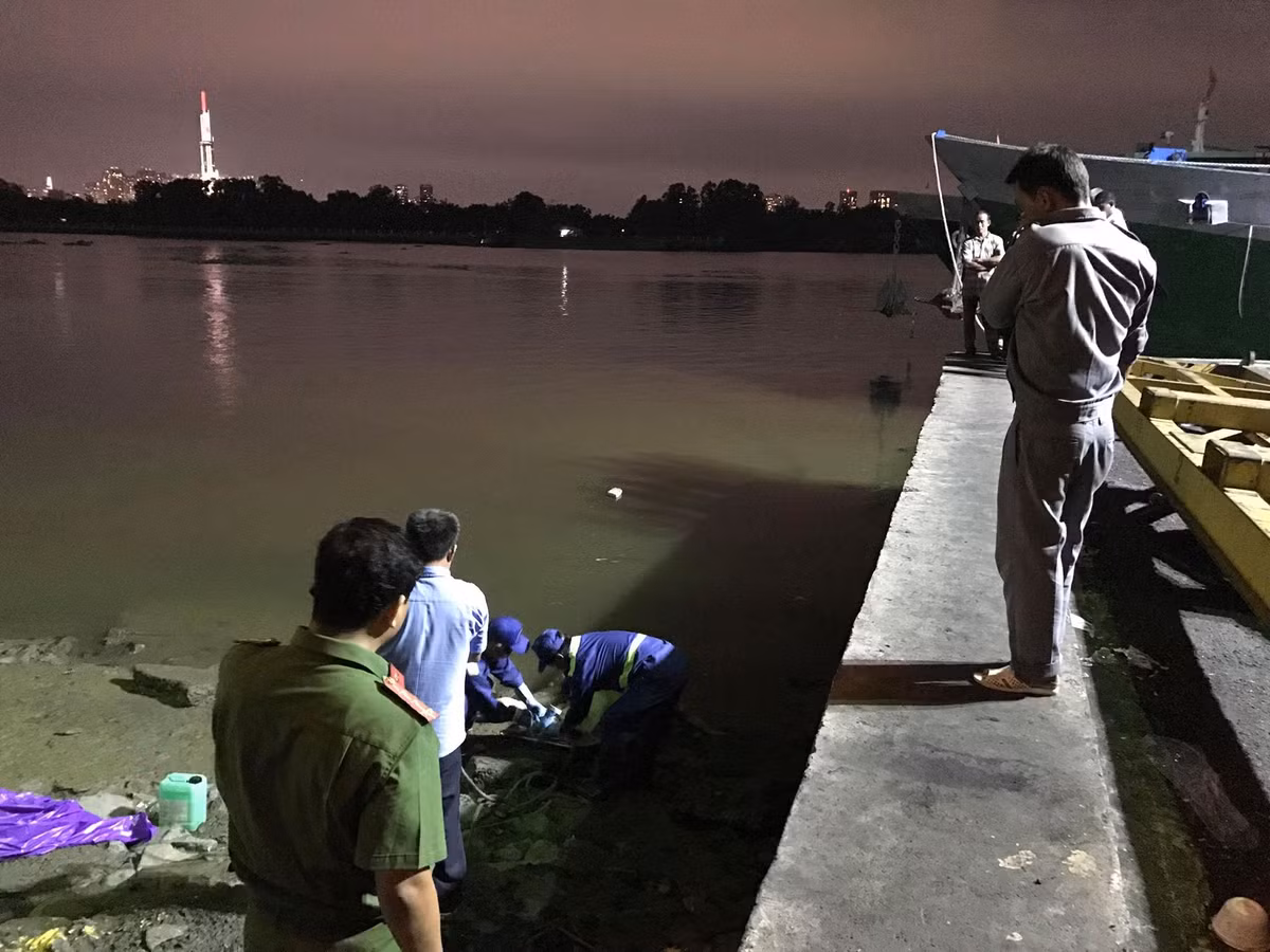 Với linh cảm nghề nghiệp, lãnh đạo Công an TP. Nam Định nghi ngờ xác chết trôi sông được phát hiện tại xã Xuân Tân (huyện Xuân Trường) trước đó có thể là vụ giết tài xế taxi, cướp tài sản. Tình tiết trên nhanh chóng được cấp báo tới lãnh đạo Công an tỉnh Nam Định. Lập tức, một mũi trinh sát được phân công theo dõi lịch trình của chiếc xe đang rao bán. Nhiều thông tin đáng ngờ được phát hiện như, người điều khiển xe là một nam thanh niên trẻ tuổi, phương tiện xuất hiện nhiều dấu hiệu bất thường. Cùng lúc đó, lực lượng điều tra mở rộng hiện trường nơi phát hiện thi thể nạn nhân đã tìm thấy biển báo, kèm decal hãng taxi sông Nhuệ bị tháo vứt bỏ ven đê. (Ảnh minh họa, nguồn internet)
