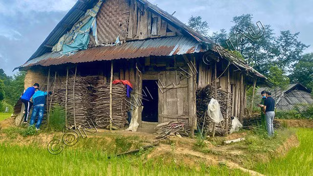 Theo hồ sơ vụ án, sáng 9/7/2023, Công an huyện Sìn Hồ (Lai Châu) nhận được tin báo về việc bà Chẻo Chỉn Hin (SN 1950, trú tại Sèng Lảng, Tả Phìn, Sìn Hồ, Lai Châu) chết bất thường trong nhà. Bà Hin bỏ chồng từ lâu, có 3 người con, hai trai một gái, nhưng hiện sống một mình ở căn nhà nằm giữa đồi núi vắng vẻ. Nơi bà Hin ở có nhiều người nghiện ma túy, hai con trai bà cũng nghiện. (Nơi xảy ra vụ án)