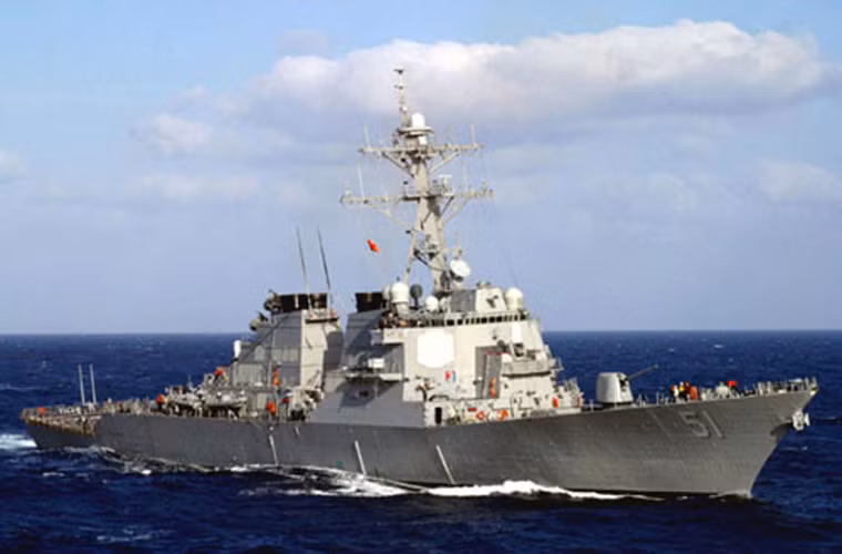 USS Zumwalt được thiết kế nhằm thay thế các tàu khu trục lớp Arleigh Burke. Tuy nhiên, do ngân sách hạn chế nên họ chỉ sản xuất 3 chiếc và bàn giao cho Hải quân Mỹ vào năm 2016.