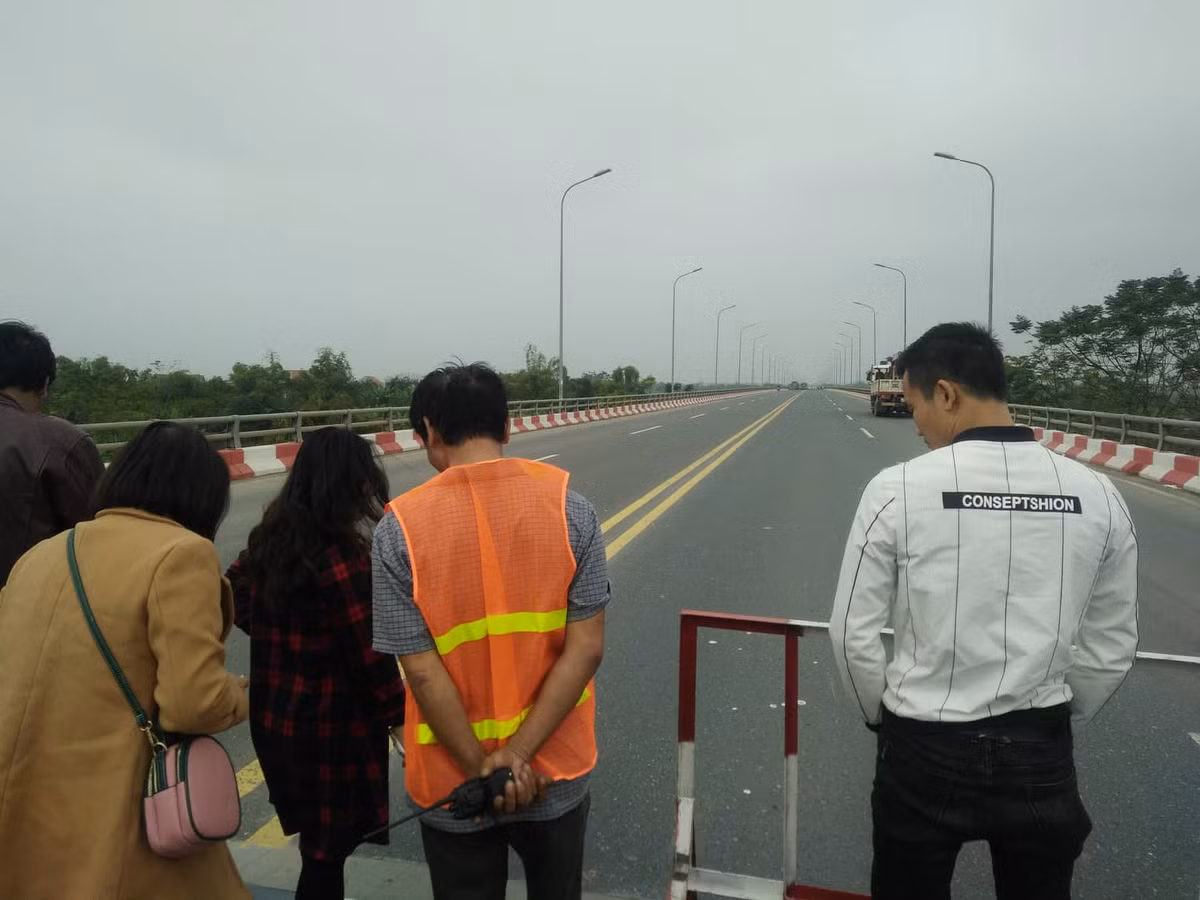 Tại cầu Vĩnh Thịnh, một nhân viên thuộc Cục đường bộ Việt Nam cho biết, nguyên nhân khiến các phương tiện tạm thời bị chặn ở hai hướng là để phục vụ cho việc "kích" cầu.