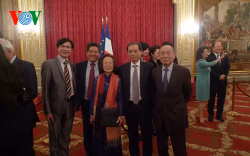 Đại sứ Nguyễn Ngọc Sơn cùng các đại diện người Việt tại buổi lễ.