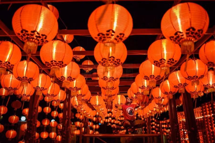 Sáng sớm ngày 18/2 (tức ngày 30 Tết), tại khu Petaling Jaya (Malaysia), công đoạn trang trí đèn lồng đỏ đã hoàn tất để chào đón năm mới Ất Mùi 2015.