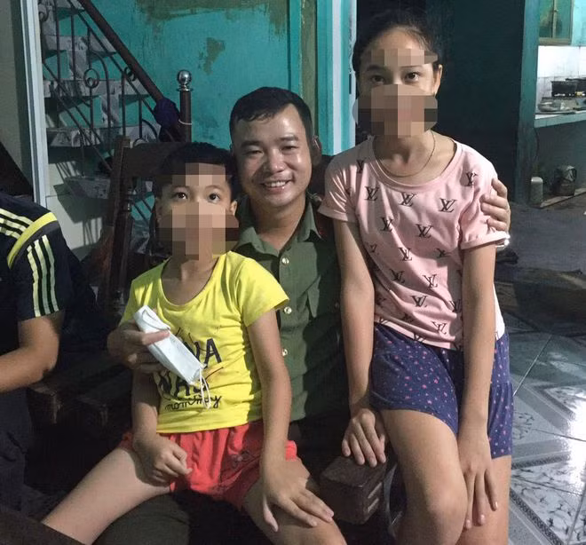  Chiến sĩ công an 2 lần xả thân cứu bé nhỏ bị bố ôm theo tự tử: Trong đêm tối, thượng úy Phan Đình Thượng (33 tuổi) dũng cảm lao mình xuống dòng kênh cứu 2 cháu nhỏ P.T.M.P (12 tuổi) và P.T.K.T (8 tuổi) còn người cha ôm con nhảy xuống kênh là Phùng Văn Huy (33 tuổi, ở Hải Phòng) xảy ra vào tối 7/8/2020. Được biết, trước đó thượng úy Phan Đình Thượng đã cứu 1 lần 2 cháu bé này trường hợp tương tự.