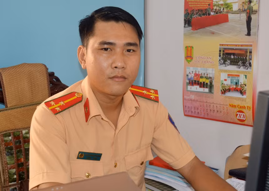  Thượng úy công an cứu cụ bà bị đuối nước: Chiều 16/8/2020, khi đến kênh số 13 ở xã Mỹ Hương, huyện Mỹ Tú (Sóc Trăng) thượng úy Trần Thanh Phương, Bí thư Chi đoàn Phòng CSGT thấy một cánh tay vẫy lên mặt nước. Thượng úy Phương đã nhanh chóng lao xuống nước, kéo cụ bà 87 tuổi lên bờ. Nhờ được sơ cứu kịp thời, nạn nhân đã tỉnh lại.