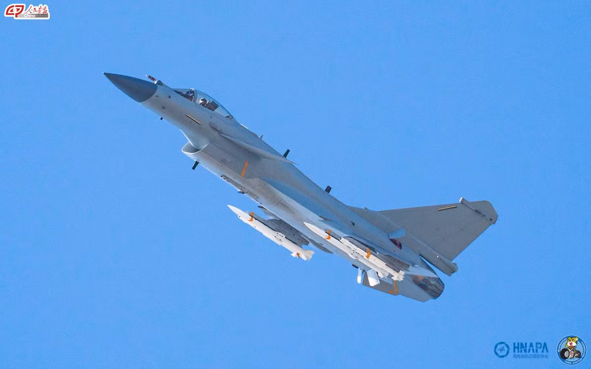 PL-15 có tầm bắn 250 đến 300km, có nghĩa là một chiếc J-10 có thể phóng nhiều tên lửa về phía Su-35 trước khi nó bị tấn công. Tuy nhiên, quan trọng hơn tầm bắn của nó, PL-15 là lớp tên lửa không đối không tầm xa duy nhất tự tích hợp radar AESA, và dù đắt đỏ, nó cũng khiến tên lửa trở nên đáng tin cậy và khó bị gây nhiễu hơn.
