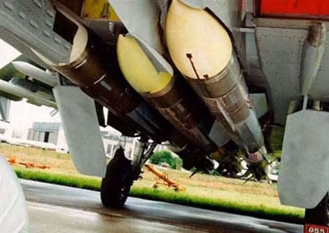 Mặc dù Su-35 tương thích với các tên lửa R-37M, có tầm bắn xa hơn 400km và nhanh hơn PL-15, nhưng chúng chưa được cung cấp cho Su-35 được bán cho Trung Quốc. Mặc dù có tầm bắn xa hơn, R-37M thiếu radar AESA khiến nó dễ bị nhiễu hơn đáng kể so với PL-15, và được cho là có khả năng điều khiển thấp hơn nhiều.