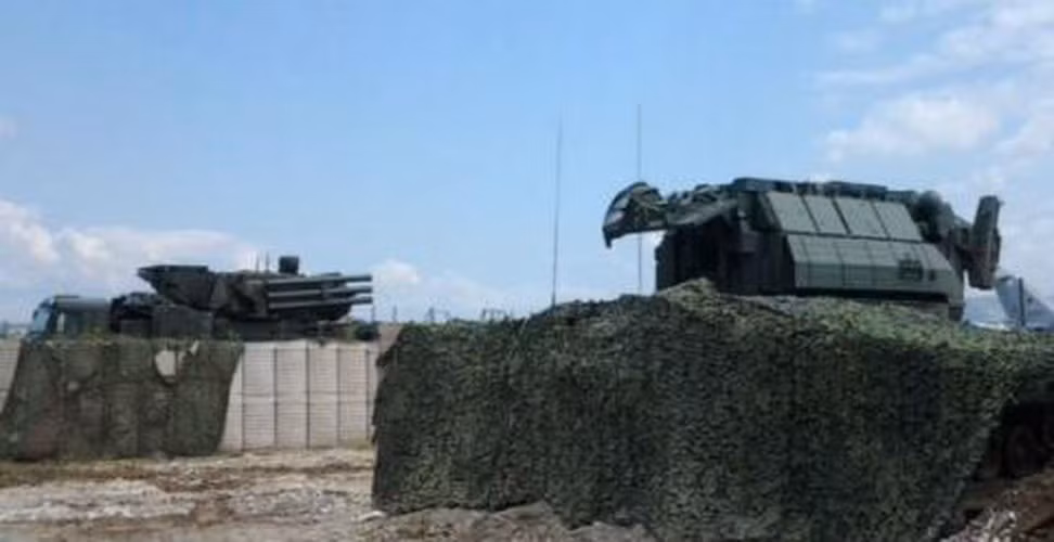Ngoài ra tổ hợp Tor-M2 còn được trang bị đồng bộ các khí tài bảo đảm và phục vụ chiến đấu, bao gồm cả thiết bị mô phỏng để huấn luyện kíp trắc thủ. Đặc biệt, trên các xe đều có vật dụng sinh hoạt, thiết bị dẫn đường và nhật ký công tác.