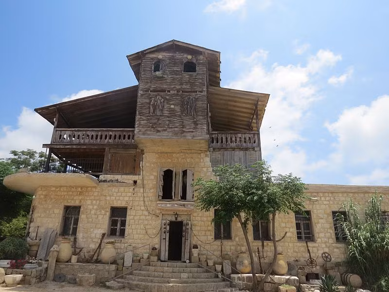 10. Akhziv Land do một cựu binh Do Thái gốc Iran, lập nên quốc gia này năm 1952 tại phía bắc Israel vì thất vọng với giới cầm quyền. Nguồn thu chủ yếu Akhziv Land dựa vào du lịch với với giá 25 USD/đêm.