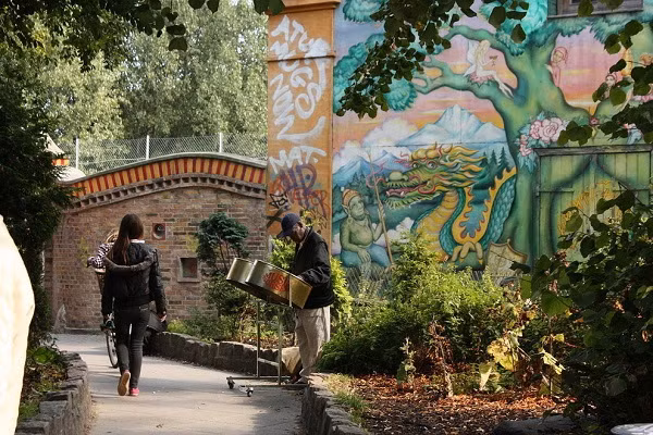 6. Thị trấn tự do Christiania được thành lập năm 1971, có 850 người sinh sống, nằm trong quận Copenhagen của Christianshavn. Đây là một trong những trường hợp tuyên bố chủ quyền thành công khi các nhà chức trách Đan Mạch thông qua quyền tự trị cho thị trấn này. Những bức tường và kiến trúc có phần khác thường của thị trấn là một trong những điểm độc đáo hấp dẫn du khách.