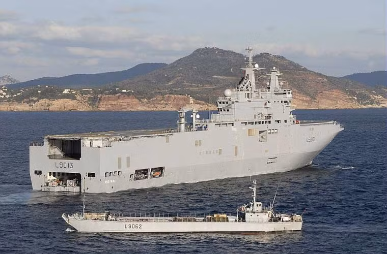 Rõ ràng, tàu đổ bộ Mistral là loại tàu chiến cực kỳ đa năng (khi cần có thể thành cả tàu bệnh viên), tuy nhiên, giá trị của nó là rất đắt đỏ (đơn giá năm 2012 lên tới 600 triệu USD, chưa tính phí bảo trì…). Chưa kể, các tàu Mistral bán cho Nga sẽ phải tốn khoản tương đối lớn để trang bị lại các hệ thống cảm biến – vũ khí. Như vậy, giá cả có thể đội lên không ít.