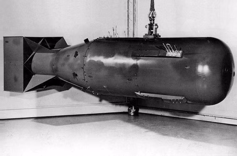 Vào lúc 8h15 phút sáng (giờ Hiroshima), máy bay ném bom B-29 mang tên "Enola Gay" đã ném quả bom nguyên tử đầu tiên xuống thành phố Hiroshima. Đây được xem là vụ ném bom nguyên tử thứ hai trong lịch sử chiến tranh. Ảnh: Mô hình bom nguyên tử ném xuống Hiroshima.