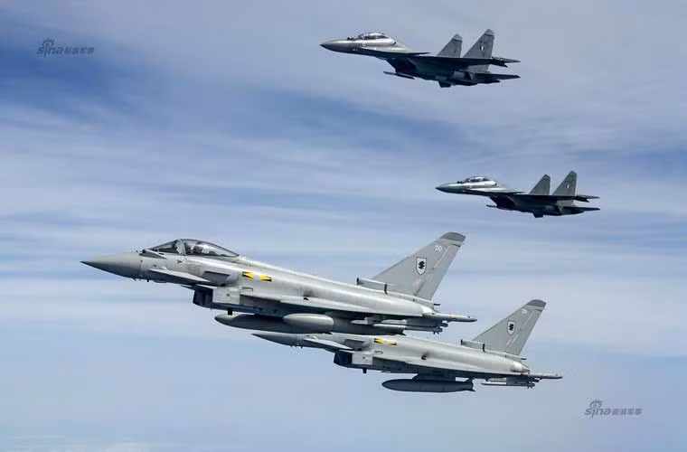Bức ảnh quân sự đẹp – cặp đội tiêm kích Typhoon của Không quân Hoàng gia Anh và Su-30MKI Ấn Độ trong cuộc tập trận chung.