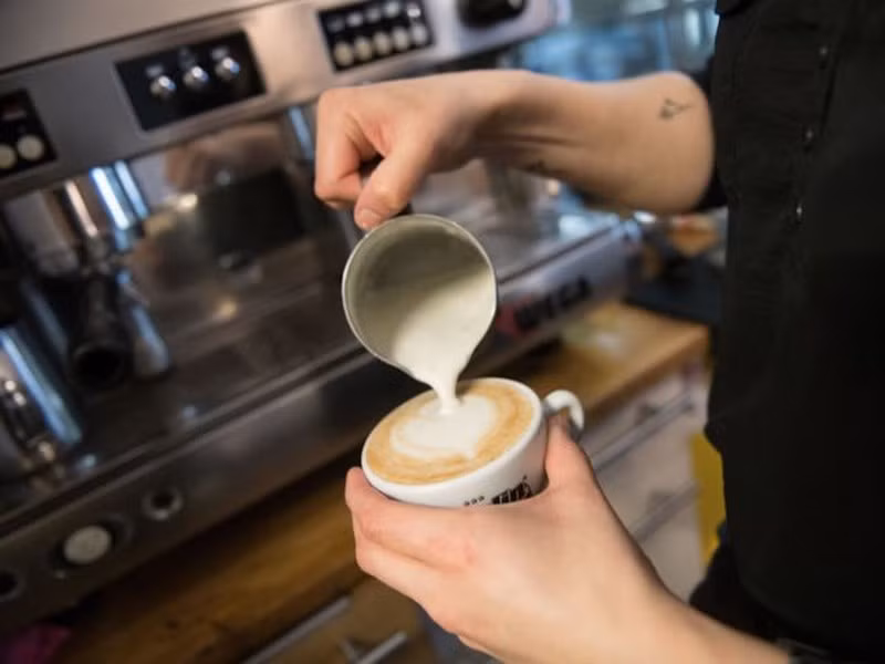 Liza Thomas, nhân viên pha chế ở Queensland, Australia, đã chuẩn bị 420 cốc cappuccino trong vòng 1 tiếng đồng hồ, hay 7 cốc mỗi phút, tạo nên kỷ lục thế giới mới.