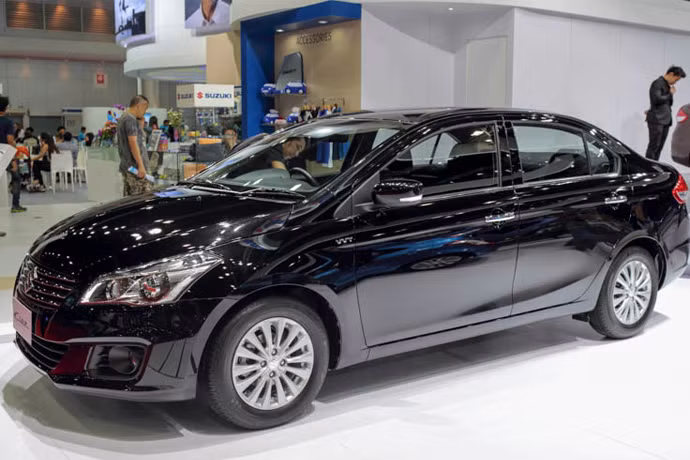 So với các đối thủ trong phân khúc, Suzuki Ciaz sở hữu kích thước tổng thể lớn. Xe có chiều dài 4.490 mm, rộng 1.730 mm và cao 1.475 mm, chiều dài cơ sở ở mức 2.650 mm.