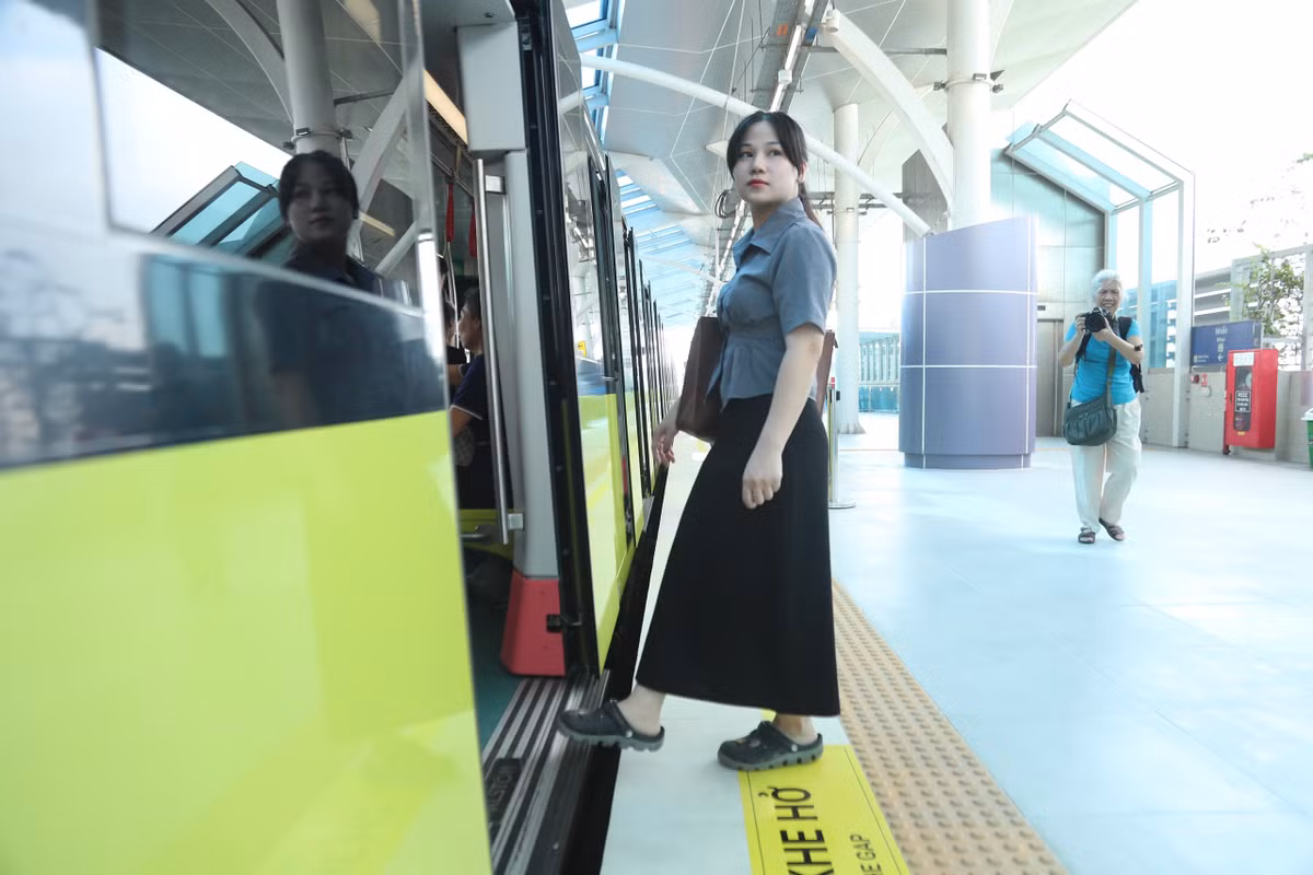 Hành khách hào hứng trải nghiệm tàu điện Nhổn - Ga Hà Nội.