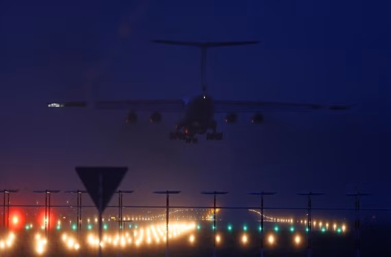 Il-76 có thể chở được các loại hàng hóa như các xe hạng nặng hay máy móc tới các chiến trường xa xôi và thiếu các điều kiện dịch vụ.