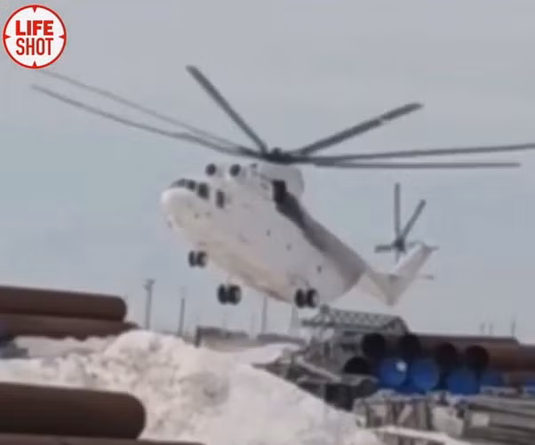 Căn cứ vào hình ảnh được ghi lại, chiếc máy bay trực thăng Mi-26 thực hiện thao tác hạ cánh mà không xuất hiện bất kỳ vấn đề nào có thể nhìn thấy ở động cơ như phi công đã báo cáo.