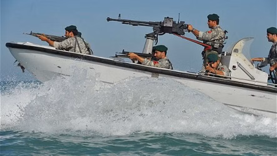 Vì thế, ngoài việc sử dụng để bắn phá các tàu chiến, loại súng này còn là mối đe dọa thường trực của những tiêm kích hạm khi bổ nhào, hoặc các trực thăng trên các chiến hạm.