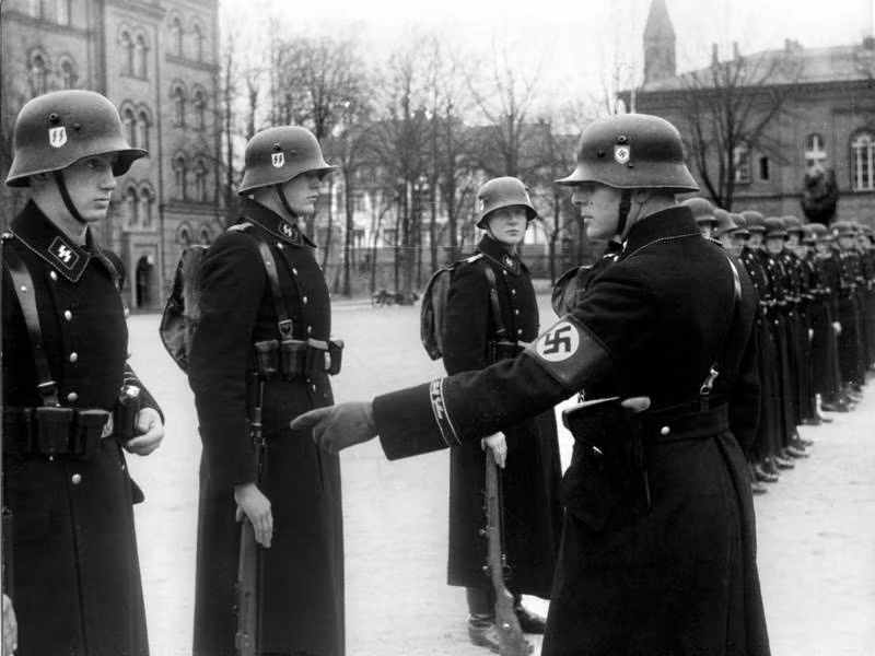 Đến khi Heinrich Himmler được chỉ định làm lãnh tụ của SS vào năm 1929, lực lượng này đã nhanh chóng biến thành một tổ chức có chức năng như lực lượng an ninh trong nội bộ Đảng Quốc xã, có hệ thống quân hàm tương tự như quân đội Đức nhưng với tên gọi, đồng phục và phù hiệu riêng. Nguồn ảnh: Wiki.
