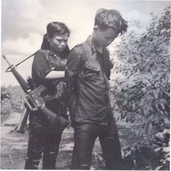 Một nữ du kích khác với vũ khí chiến lợi phẩm là khẩu AR-15 sau khi bắt sống một binh lính ngụy Sài Gòn sau cuộc giao tranh. Nguồn ảnh: Pinterest.