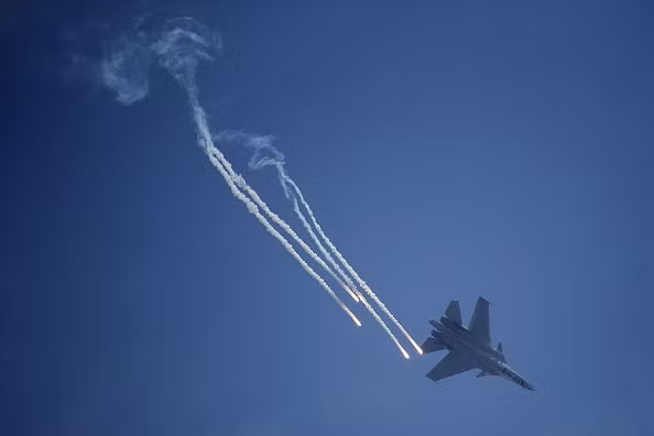 Su-30MKM được bổ sung thêm cánh mũi, sử dụng động cơ kiểm soát vector lực đẩy, hệ thống điện tử hỗn hợp Nga, Pháp và Israel. Nó cùng với Su-30MKI của Ấn Độ là 2 phiên bản xuất khẩu mạnh nhất của dòng Su-30. Ảnh: Bloomberg.