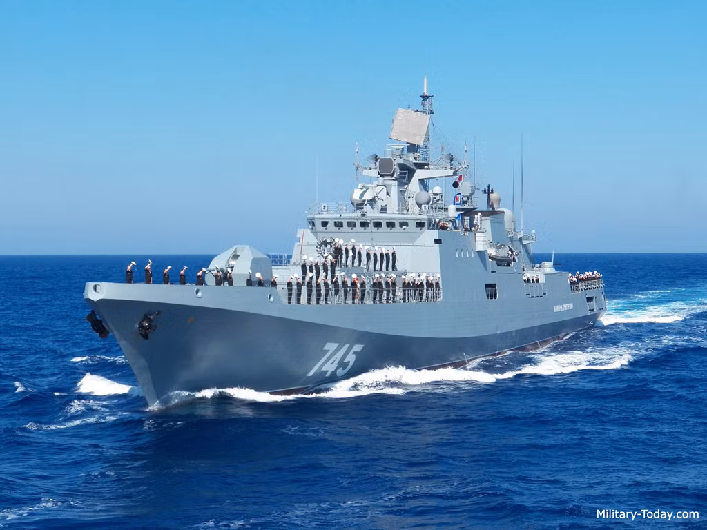 Cuối cùng là tàu Đô đốc Grigorovich. Con tàu sở hữu bộ vũ khí tấn công đất liền/chống hạm tương đương Gorshkov, nhưng hỏa lực phòng không tầm trung 40km. Nguồn ảnh: Military-Today