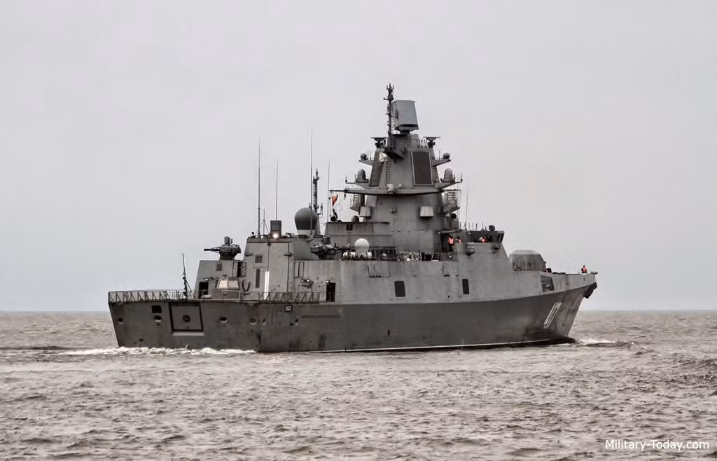 Đô đốc Gorshkov có lượng giãn nước toàn tải đạt 5.400 tấn, dài 135m, thủy thủ đoàn hơn 200 người. Nó có thể di chuyển với tốc độ 29,5 hải lý/h, dự trữ hành trình gần 10.000km với hệ thống động lực kết hợp 2 máy diesel hành trình và 2 máy tuabin khí. Nguồn ảnh: Military-Today