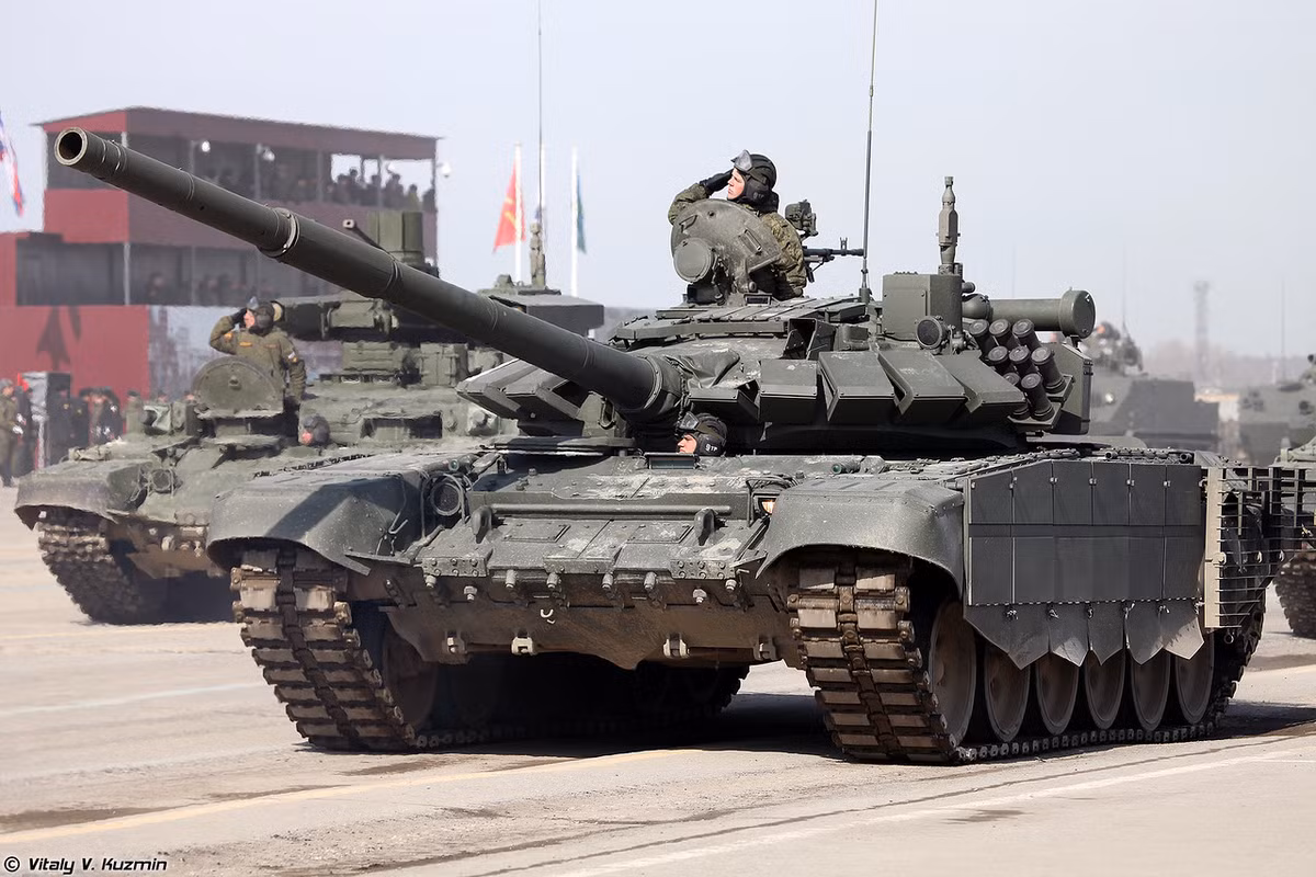 Xe tăng chiến đấu chủ lực T-72B3, phiên bản nâng cấp mạnh nhất của dòng xe tăng T-72. Đây là năm thứ 2 liên tiếp T-72B3 có mặt tại lễ duyệt binh thay cho T-90. Ảnh: Vitaly V.Kuzmin.
