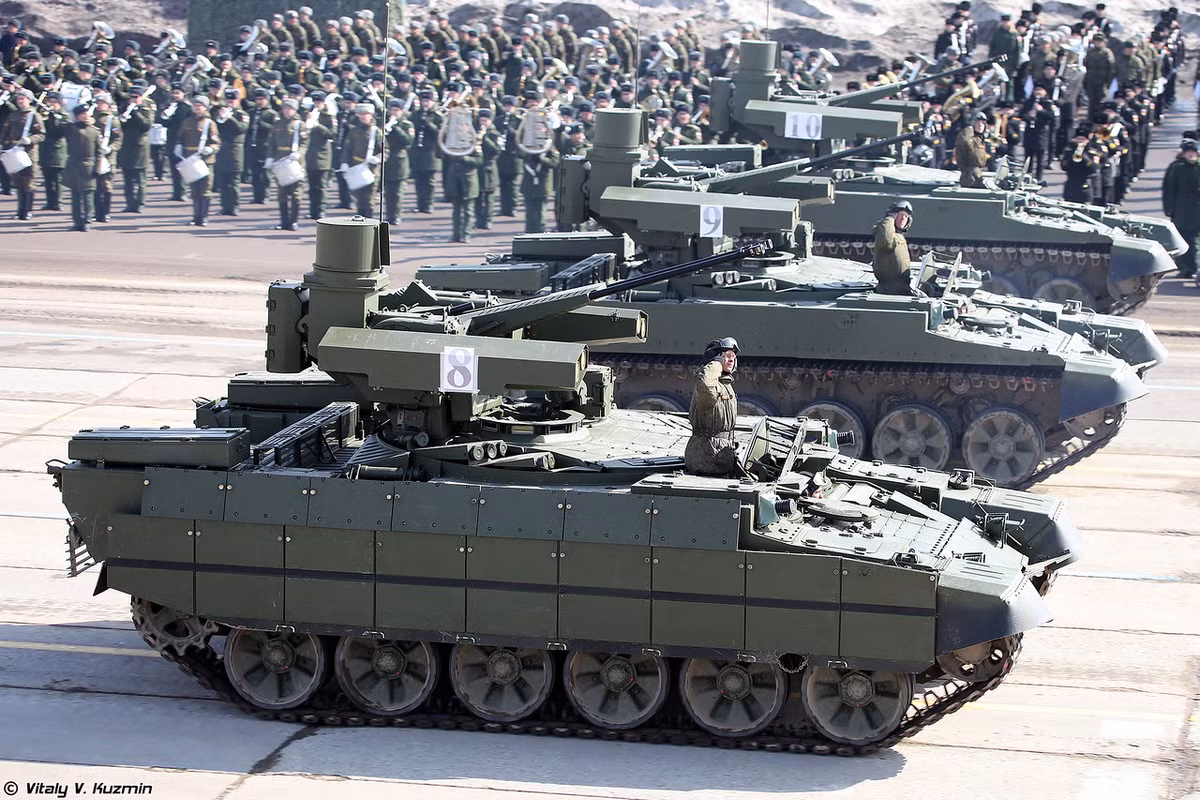 Xe chiến đấu hỗ trợ xe tăng BMPT-72, biệt danh "Kẻ hủy diệt". Đây là lần đầu tiên loại xe thiết giáp độc đáo này tham gia diễu binh trên Quảng trường Đỏ. Ảnh: Vitaly V.Kuzmin.