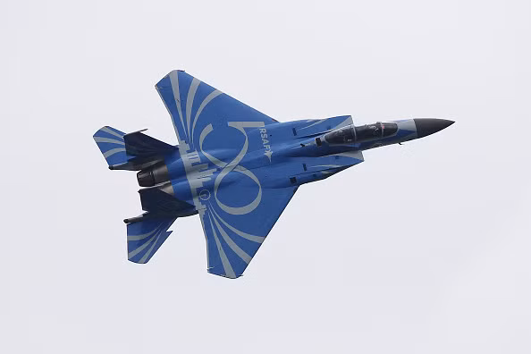 Logo RSAF và số 50 được sơn kiểu vô cực đẹp mắt. Không quân Singapore sở hữu dàn chiến đấu cơ được đánh giá hiện đại nhất khu vực Đông Nam Á, thậm chí cả châu Á. Nước này cũng đang xem xét khả năng mua tiêm kích tàng hình F-35B của Mỹ. Ảnh: Bloomberg.