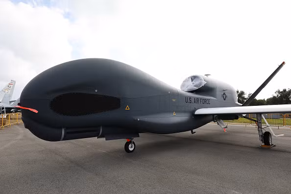 RQ-4 có tầm bay tới hơn 22.000 km đưa nó trở thành máy bay có tầm hoạt động xa nhất thế giới. Sức mạnh trinh sát của RQ-4 gần như không có đối thủ trên thế giới. Ảnh: Yahoo News