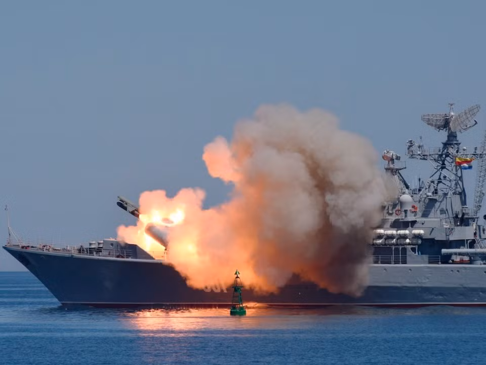 Rocket chống ngầm được phóng đi từ một tàu chiến của Hải quân Nga trong một đợt diễn tập cuộc diễu hành Ngày Hải quân của Nga tại Sevastopol, Crimea, ngày 24 tháng 7 năm 2015.